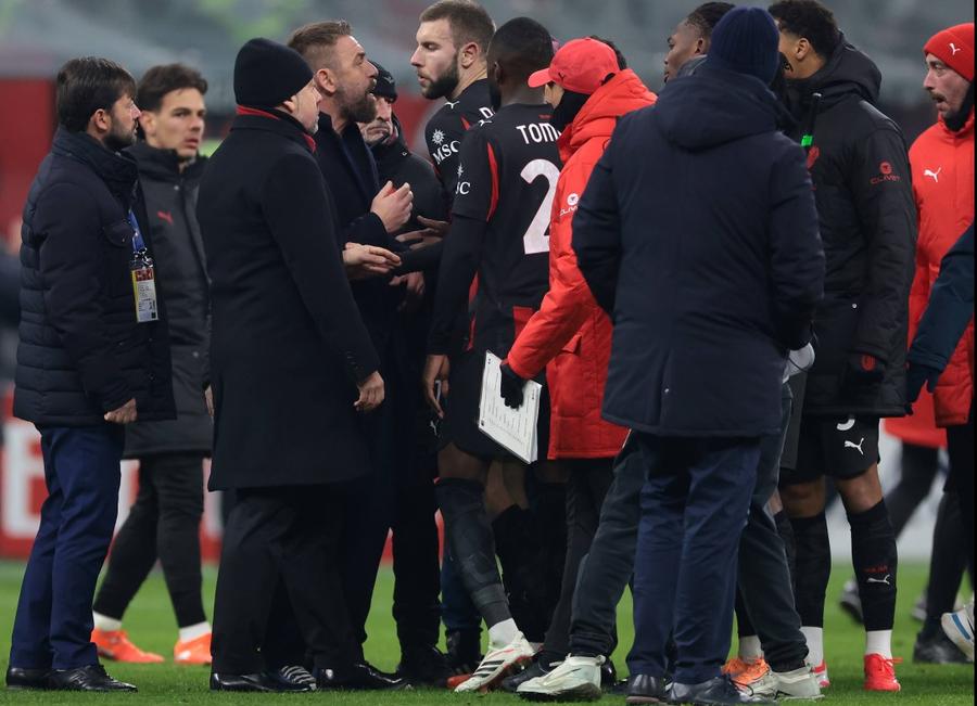 La finalul meciului de joi, AC Milan - Genoa 1-1, antrenorul Daniele De Rossi a avut un conflct cu fundașul rossonero Strahinja Pavlovic / Foto: Imago Acuzații grave ale lui Gian Piero Gasperini: „Cluburile au angajat foști arbitri ca să-i învețe pe jucători să înșele!”