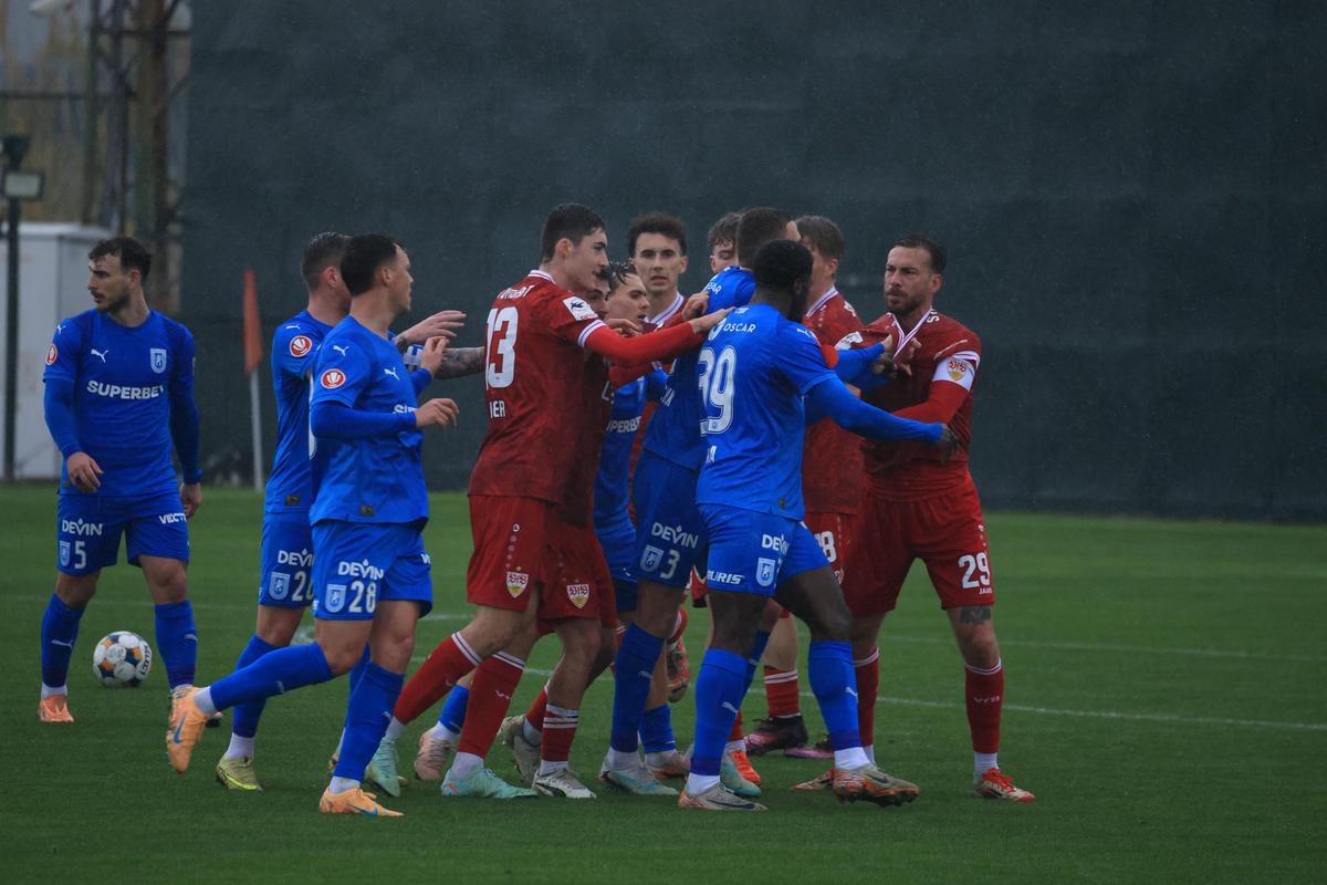 Universitatea Craiova - Stuttgart 2 » Nsimba i-a băgat mâna în gât unui adversar // foto: Ionuț Iordache (GSP)