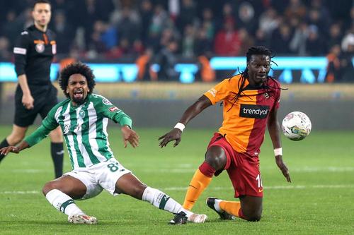 Bruno Paz (stânga), în duel cu Bafetimbi Gomis, în Konyaspor - Galatasaray // foto: Imago Images