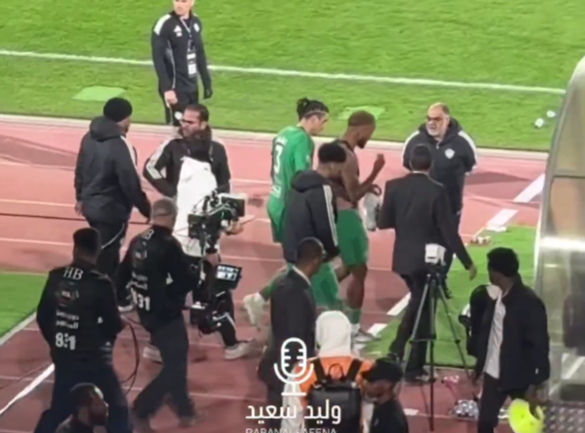 Marius Șumudică, scandal chiar la meciul de debut » Altercație cu starul de milioane al adversarei