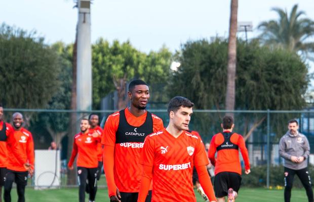Zi compromisă în Antalya? Furtuna dă peste cap planurile echipelor din Superliga: decizie luată de urgență