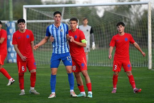 Matei Manolache, cu numărul 6, a fost cedat de FCSB la Gloria Bistrița // foto: Imago Images / Răzvan Păsărică