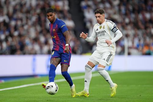 Marcus Rashford (stânga), în primul „El Clasico” din cariera sa (Real Madrid - Barcelona 2-1, octombrie 2025) // FOTO: Getty Images