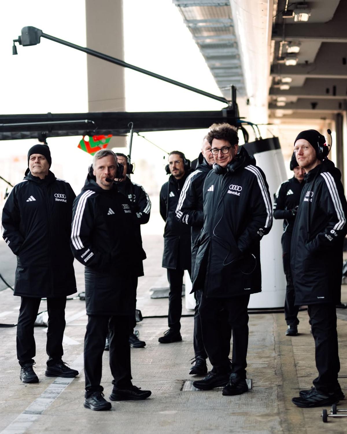 Audi a scos pe circuit noul monopost cu care debutează în Formula 1 » Primele imagini oficiale