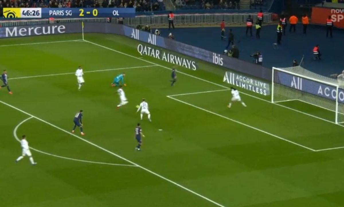 PSG - LYON 4-2 // FOTO Autogol inexplicabil marcat în derby-ul etapei din Franța: fundașii lui Lyon au șutat de două ori spre propria poartă