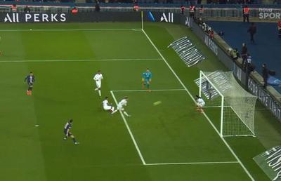 PSG - LYON 4-2 // FOTO Autogol inexplicabil marcat în derby-ul etapei din Franța: fundașii lui Lyon au șutat de două ori spre propria poartă