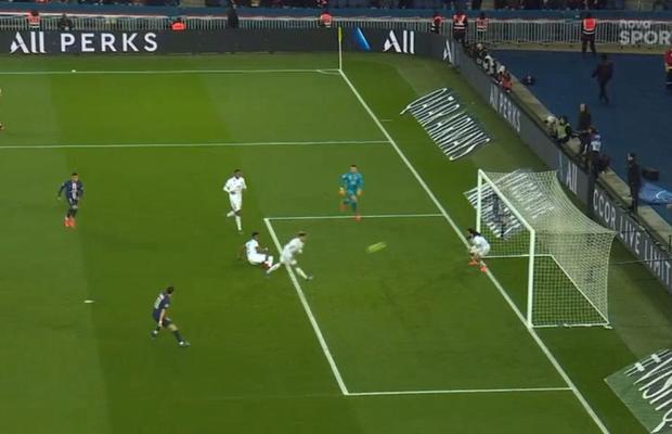 PSG - LYON 4-2 // FOTO Autogol inexplicabil marcat în derby-ul etapei din Franța: fundașii lui Lyon au șutat de două ori spre propria poartă