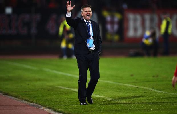 DINAMO // EXCLUSIV Dusan Uhrin e cu bagajele făcute! Jucătorii s-au revoltat: „Nici nu vorbește cu cei care nu prind primul «11»!”