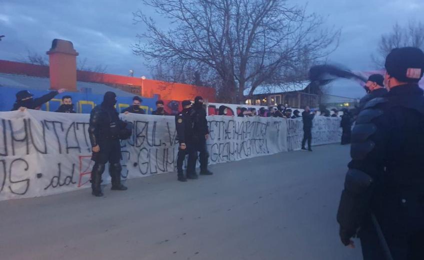 Fanii lui FCSB și-au susținut din nou echipa favorită înaintea derby-ului cu Dinamo, la fel ca în urmă cu o săptămână. Atunci, suporterii le-au purtat nororc roș-albaștrilor, care s-au impus în „Groapă”, scor 1-0.