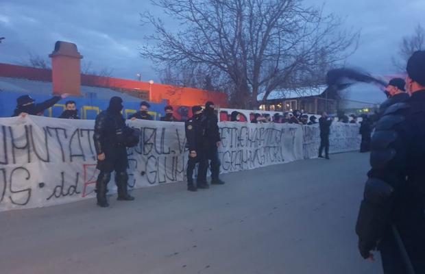 FOTO+VIDEO. Fanii FCSB s-au strâns din nou la baza din Berceni ca să-şi încurajeze favoriţii înainte de derby. Mesaje dure pentru rivali: „Umblați cu cutia milei și tot sperați / Tot de șahiști și spanioli cârpiți o să fiți reprezentați”
