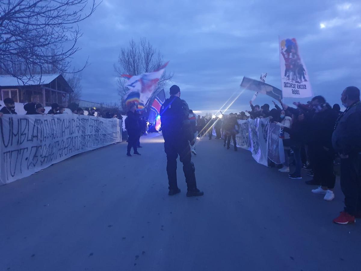 FOTO+VIDEO. Fanii FCSB s-au strâns din nou la baza din Berceni ca să-şi încurajeze favoriţii înainte de derby. Mesaje dure pentru rivali: „Umblați cu cutia milei și tot sperați / Tot de șahiști și spanioli cârpiți o să fiți reprezentați”
