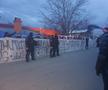 FOTO+VIDEO. Fanii FCSB s-au strâns din nou la baza din Berceni ca să-şi încurajeze favoriţii înainte de derby. Mesaje dure pentru rivali: „Umblați cu cutia milei și tot sperați / Tot de șahiști și spanioli cârpiți o să fiți reprezentați”