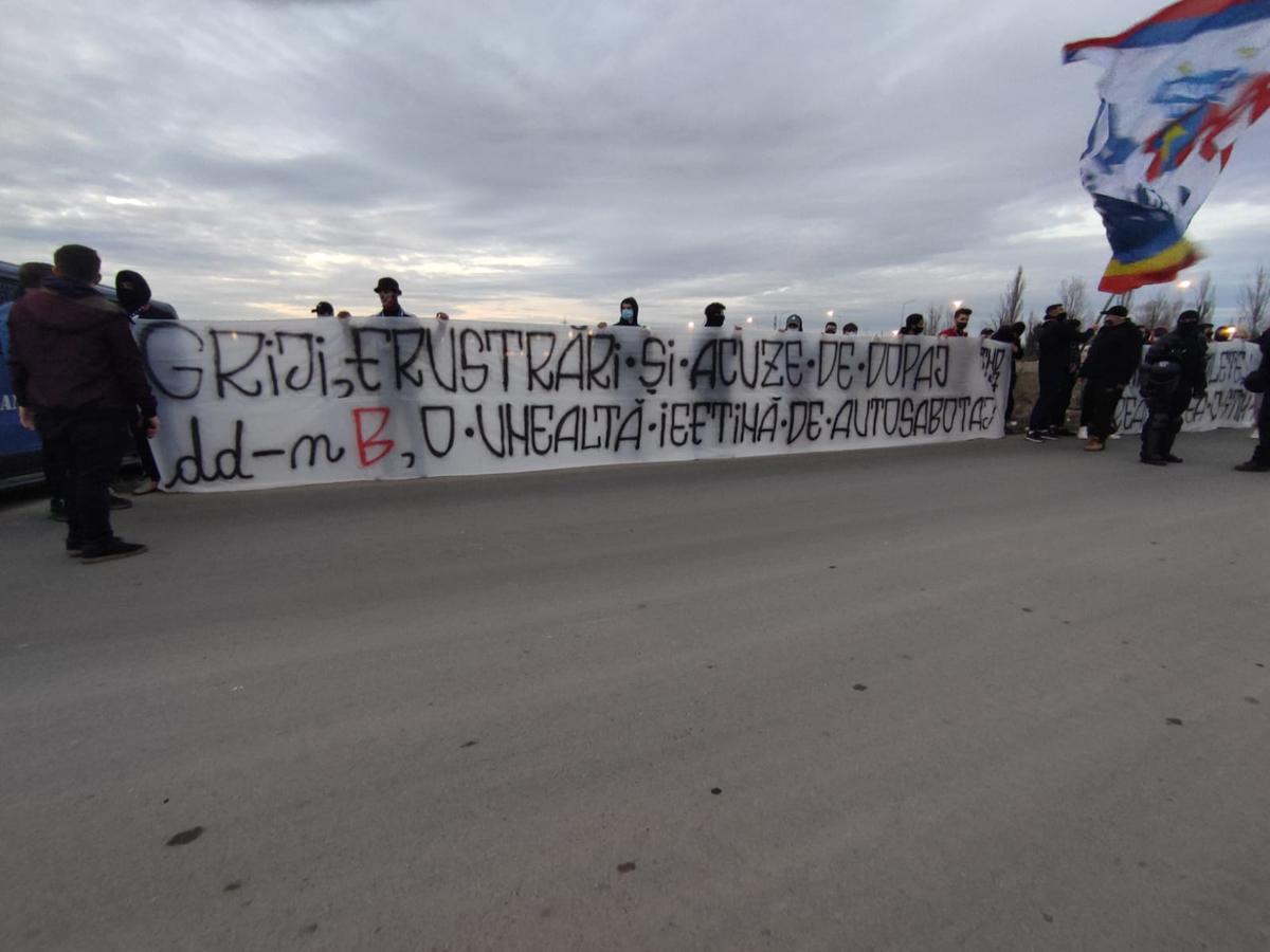 FOTO+VIDEO. Fanii FCSB s-au strâns din nou la baza din Berceni ca să-şi încurajeze favoriţii înainte de derby. Mesaje dure pentru rivali: „Umblați cu cutia milei și tot sperați / Tot de șahiști și spanioli cârpiți o să fiți reprezentați”