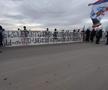 FOTO+VIDEO. Fanii FCSB s-au strâns din nou la baza din Berceni ca să-şi încurajeze favoriţii înainte de derby. Mesaje dure pentru rivali: „Umblați cu cutia milei și tot sperați / Tot de șahiști și spanioli cârpiți o să fiți reprezentați”