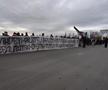 FOTO+VIDEO. Fanii FCSB s-au strâns din nou la baza din Berceni ca să-şi încurajeze favoriţii înainte de derby. Mesaje dure pentru rivali: „Umblați cu cutia milei și tot sperați / Tot de șahiști și spanioli cârpiți o să fiți reprezentați”