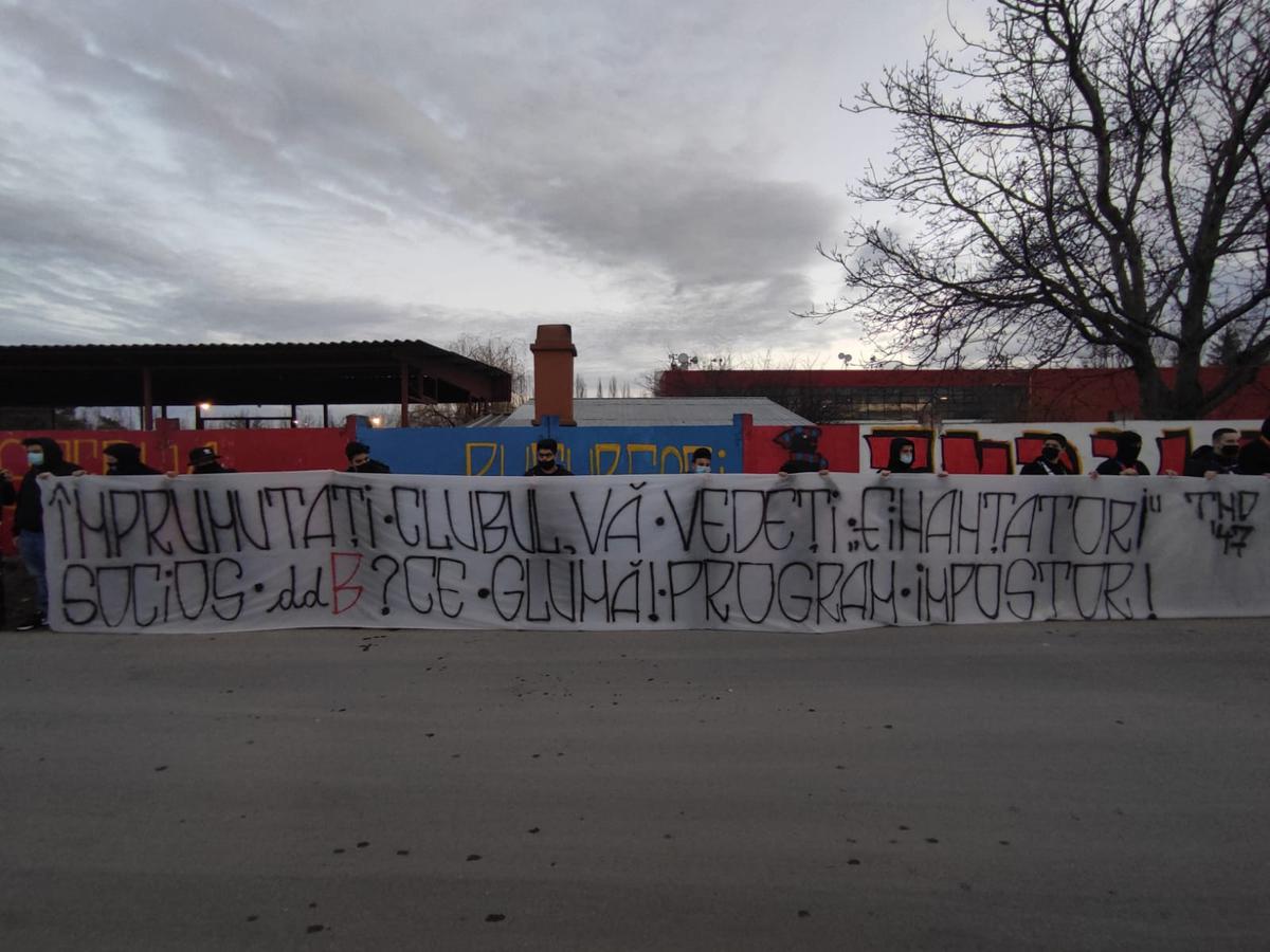 FOTO+VIDEO. Fanii FCSB s-au strâns din nou la baza din Berceni ca să-şi încurajeze favoriţii înainte de derby. Mesaje dure pentru rivali: „Umblați cu cutia milei și tot sperați / Tot de șahiști și spanioli cârpiți o să fiți reprezentați”
