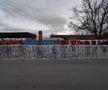 FOTO+VIDEO. Fanii FCSB s-au strâns din nou la baza din Berceni ca să-şi încurajeze favoriţii înainte de derby. Mesaje dure pentru rivali: „Umblați cu cutia milei și tot sperați / Tot de șahiști și spanioli cârpiți o să fiți reprezentați”