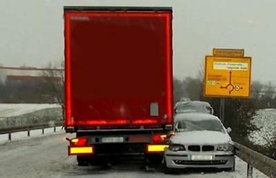 Scene INCREDIBILE pe șosea: cum a salvat conducătorul unui TIR viața șoferiței de BMW leșinată la volan
