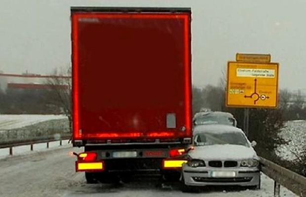 Scene INCREDIBILE pe șosea: cum a salvat conducătorul unui TIR viața șoferiței de BMW leșinată la volan