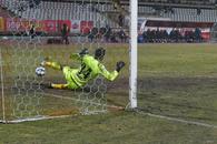 Portarul lui Dinamo s-a făcut de râs cu CSU Craiova: două gafe de începător