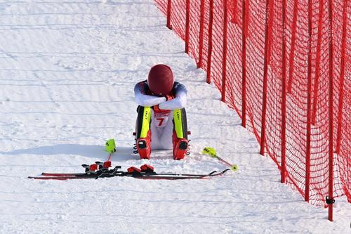 Mikaela Shiffrin pe marginea pârtiei, împietrită, după ratare FOTO Imago Images