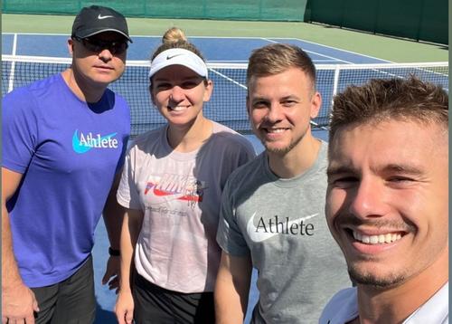 Arnaud Restifo, în stânga lui Halep / FOTO: Instagram @Simona Halep