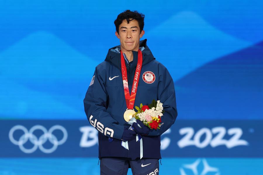 Nathan Chen cu medalia de aur FOTO Gulliver/GettyImages Șahistul cu patine de aur » Nathan Chen a dominat proba masculină: „Nu credeam că sunt în stare să fac așa!”