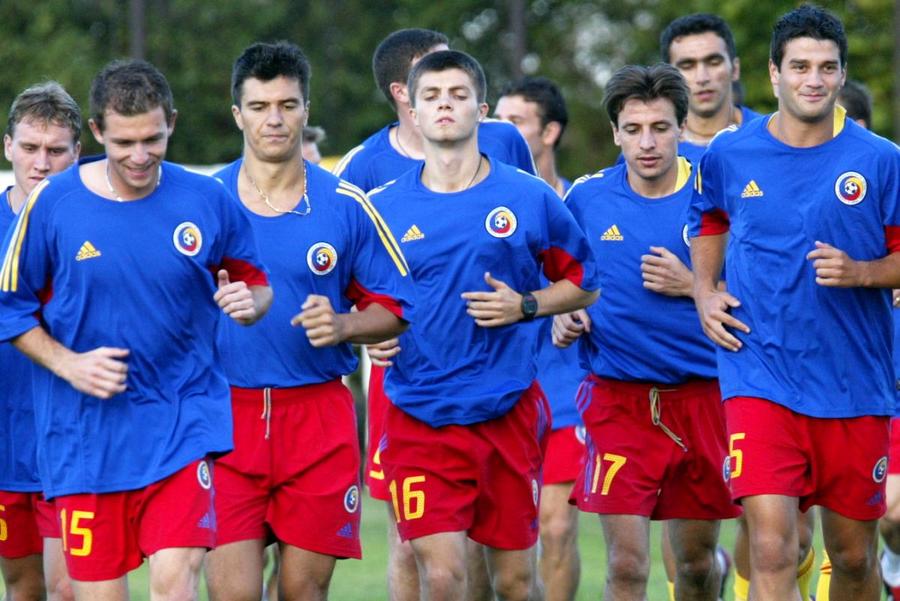 Alin Stoica (în centrul imaginii), la o acțiune a naționalei din urmă cu două decenii / Sursă foto: Arhivă Gazeta Sporturilor Atac frontal la „Generația de Aur”: „Au câștigat două meciuri cu noroc și trăiesc din ele și în ziua de azi! Să ne aducem aminte de trecut!”