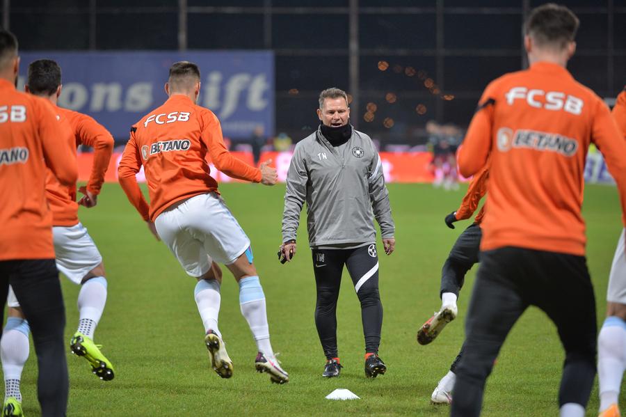 Neubert s-a întors la FCSB în vara lui 2020. El a mai activat la formația roș-albastră în 2012-2014 și 2015-2016. FOTO: Cristi Preda El face totul la FCSB! Conduce cea mai mare parte a antrenamentelor, ca încă un „principal undercover”