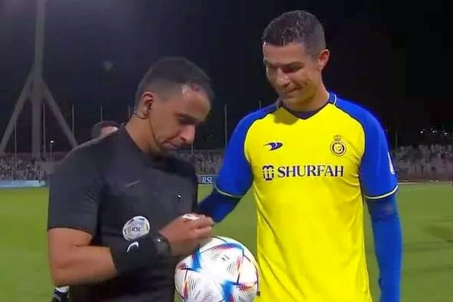 Sursă foto: Sky Sports via Daily Express Moment inedit la finalul meciului în care Cristiano Ronaldo a marcat de 4 ori » Ce i-a cerut superstarul portughez arbitrului partidei