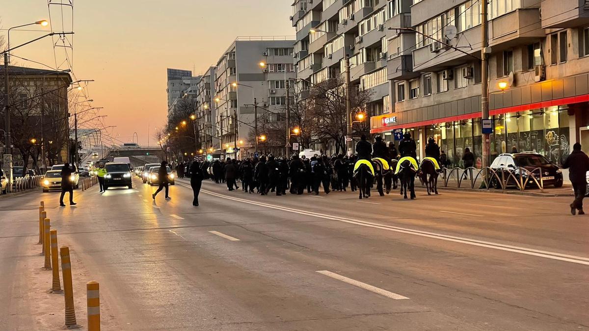 Ultrașii lui FCU Craiova au ajuns la București pentru derby-ul cu Rapid