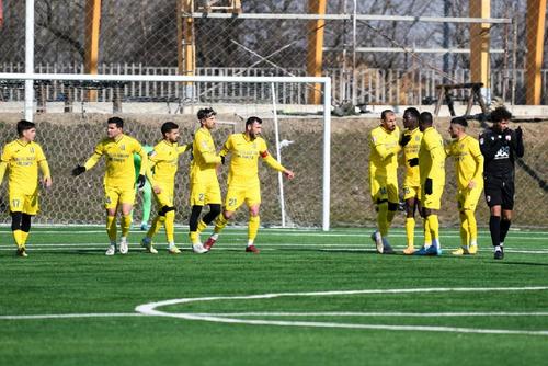 Dinamo (echipament negru) a fost învinsă de ialomițeni, scor 0-2 / Sursă foto: Facebook@ AFC Unirea 04 Slobozia