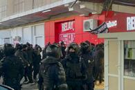 Ultrașii lui FCU Craiova au ajuns în București: scandări xenofobe în Gara de Nord! Sunt însoțiți de jandarmi în drum spre Giulești