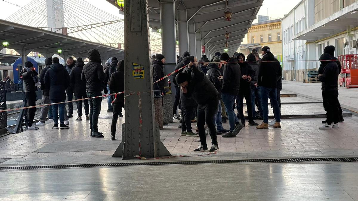 Ultrașii lui FCU Craiova au ajuns în București: scandări xenofobe în Gara de Nord! Sunt însoțiți de jandarmi în drum spre Giulești