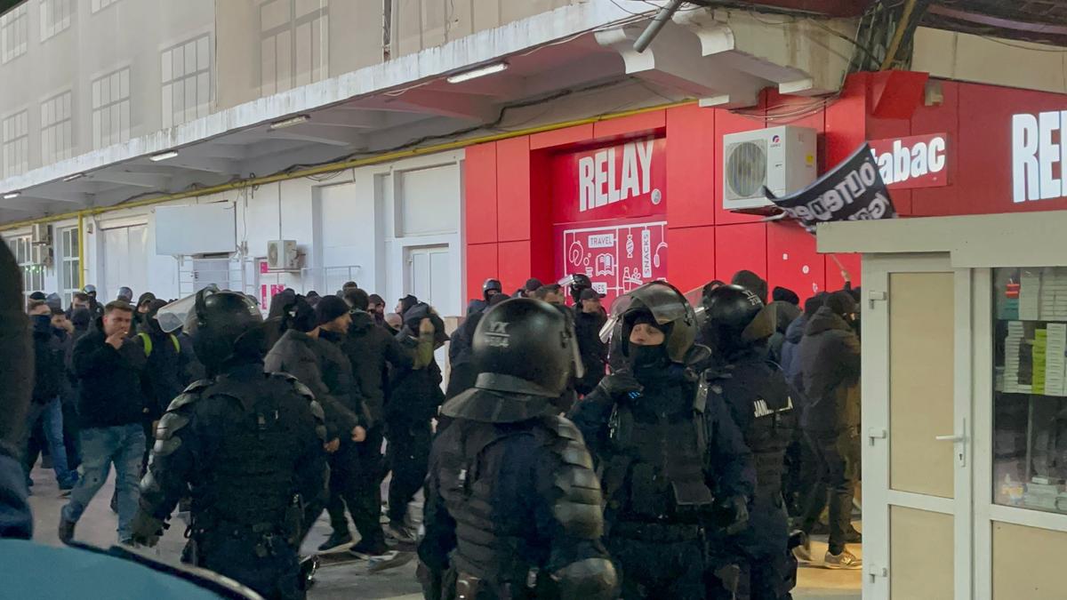 Ultrașii lui FCU Craiova au ajuns în București: scandări xenofobe în Gara de Nord! Sunt însoțiți de jandarmi în drum spre Giulești