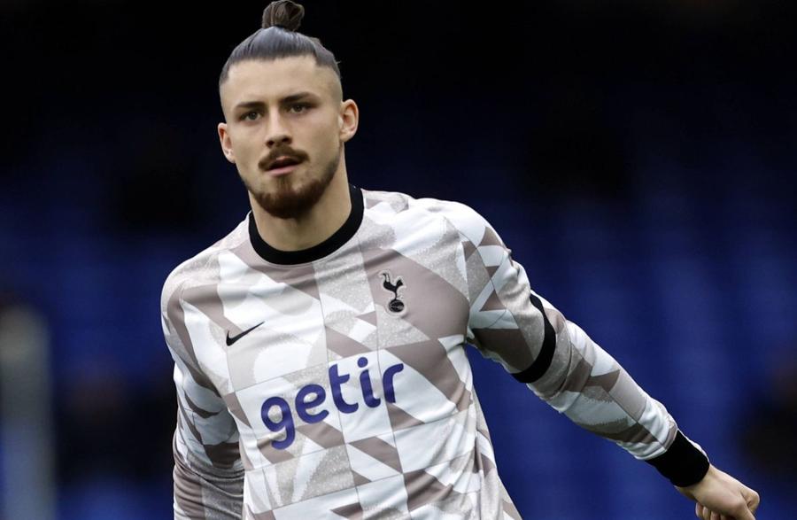 Radu Drăgușin așteaptă prima șansă ca titular la Tottenham // foto Imago Images „Nu va fi de prisos!” » Dublu campion în Premier League, despre situația lui Radu Drăgușin: „Vorbim foarte mult, nu ăsta este procesul”