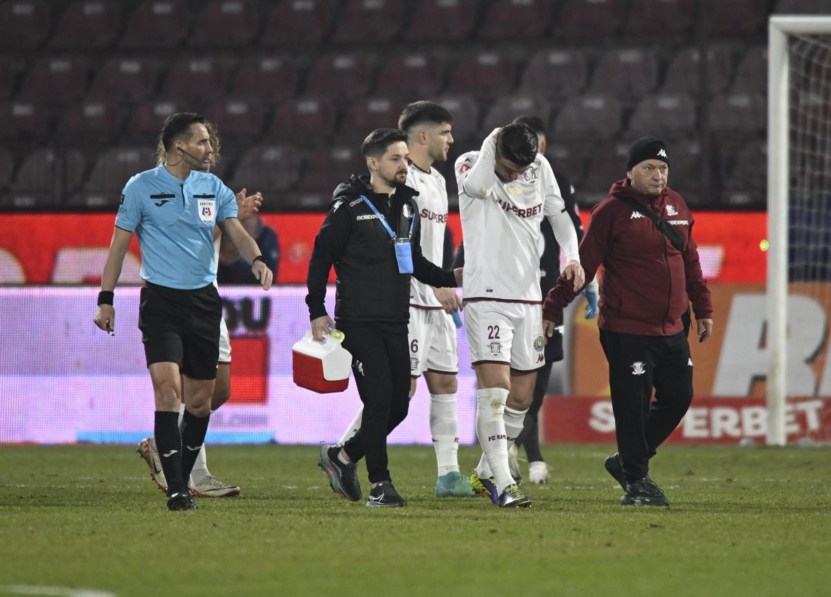 Lovitură pentru Rapid! Săpunaru, accidentat după două dueluri tăioase cu același adversar