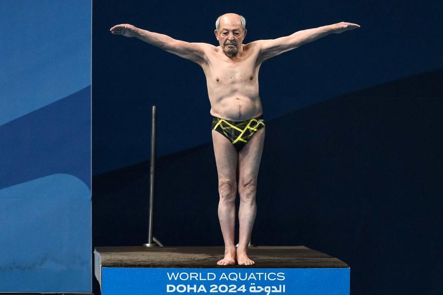 Taghi Askar pregătindu-se pentru săritură la Mondialele de natație de la Doha Foto: Imago Impresionant! Un săritor în apă în vârstă de 100 de ani, plonjon simbolic la Campionatele Mondiale de natație de la Doha