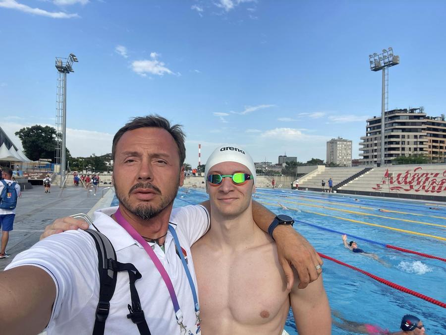 Răzvan Florea și Patrick Dinu la Belgrad anul trecut Răzvan Florea, unicul medaliat olimpic din istoria înotului masculin românesc, îi va fi alături lui Patrick Dinu la CM de la Doha, un debut pentru amândoi + Ce crede despre decizia lui David Popovici