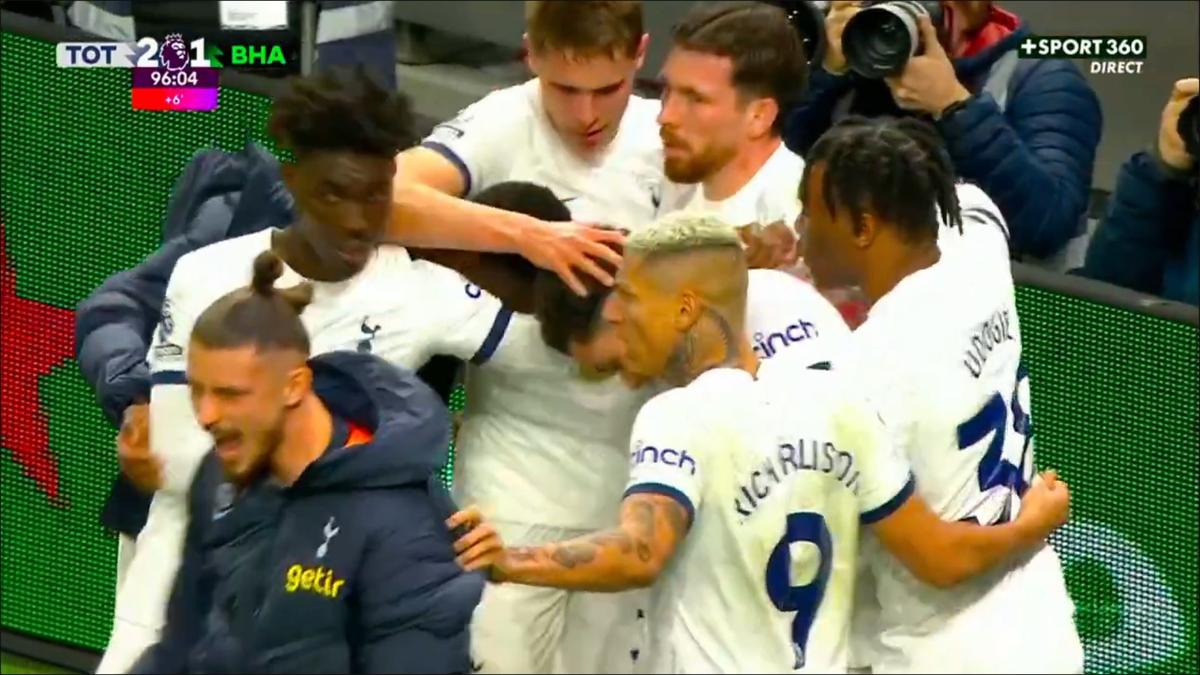 FOTO Radu Drăgușin, explozie de bucurie după Tottenham - Brighton 2-1