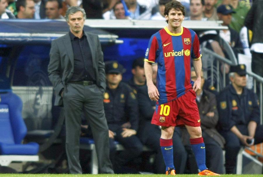 Imagine din 2011, când Barcelona lui Messi învingea Realul lui Mourinho pe „Bernabeu, 2-0, în turul semifinalelor Ligii Campionilor. Foto: Imago Images Mourinho face o reverență la care nimeni nu se aștepta: „Singurul fotbalist care NU are nevoie de un antrenor. S-a născut cu toate calitățile”