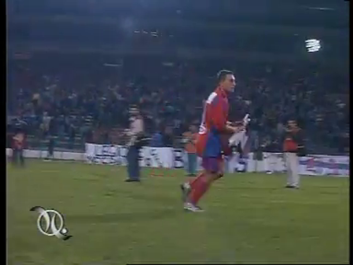 Istoria EXPLOZIVĂ a războiului Răzvan Lucescu - Steaua / FCSB » Înjurături grosolane, un steag provocator în Ghencea și o urare: „Asta e pentru toți ANTIsteliștii!”