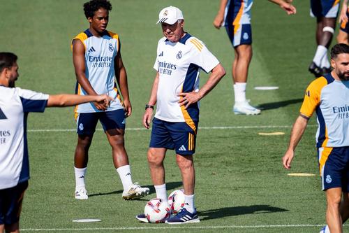 Ancelotti l-a muștruluit pe Vinicius în pauza meciului cu Atletico / Foto: Imago