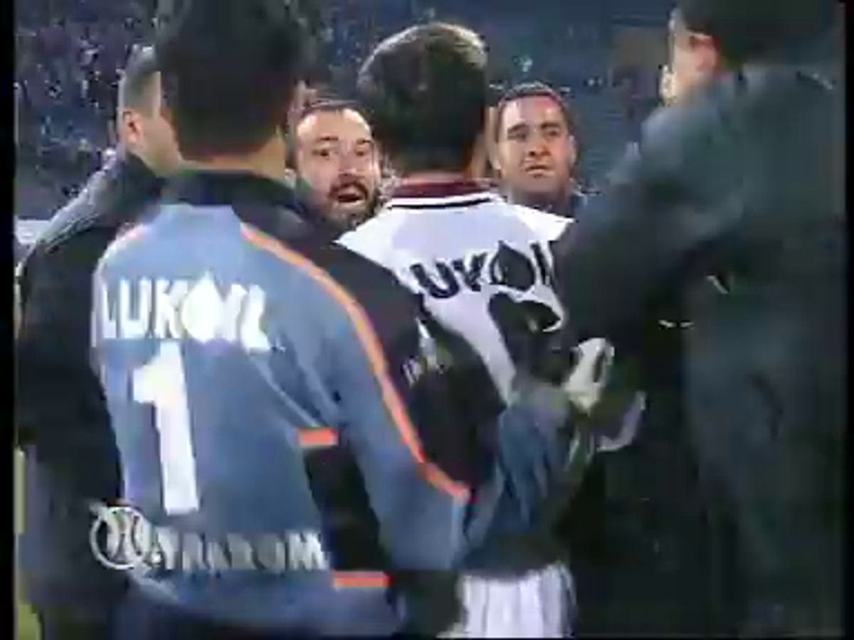Istoria EXPLOZIVĂ a războiului Răzvan Lucescu - Steaua / FCSB » Înjurături grosolane, un steag provocator în Ghencea și o urare: „Asta e pentru toți ANTIsteliștii!”