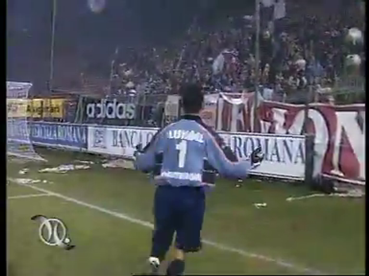 Istoria EXPLOZIVĂ a războiului Răzvan Lucescu - Steaua / FCSB » Înjurături grosolane, un steag provocator în Ghencea și o urare: „Asta e pentru toți ANTIsteliștii!”