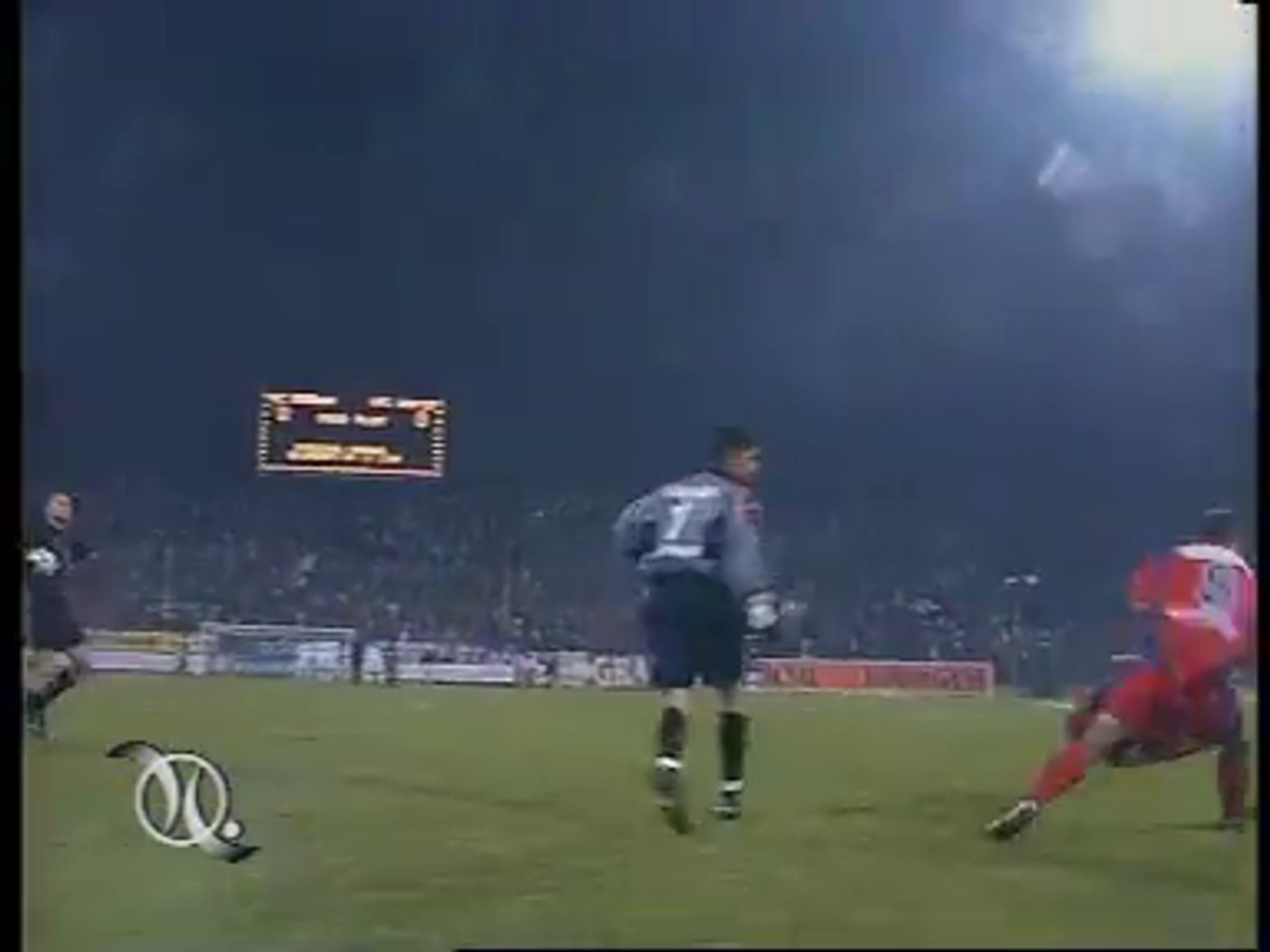 Istoria EXPLOZIVĂ a războiului Răzvan Lucescu - Steaua / FCSB » Înjurături grosolane, un steag provocator în Ghencea și o urare: „Asta e pentru toți ANTIsteliștii!”