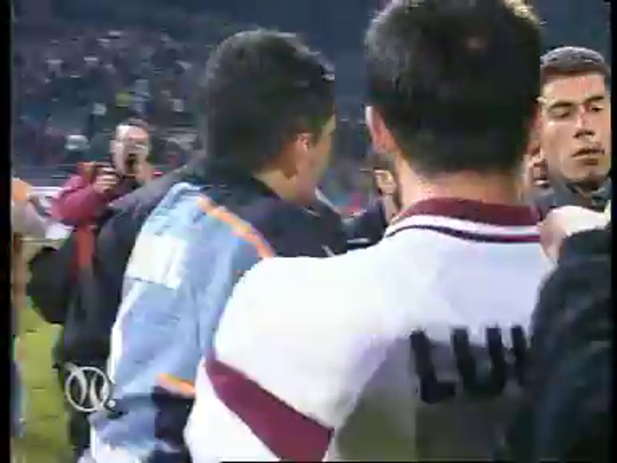 Istoria EXPLOZIVĂ a războiului Răzvan Lucescu - Steaua / FCSB » Înjurături grosolane, un steag provocator în Ghencea și o urare: „Asta e pentru toți ANTIsteliștii!”
