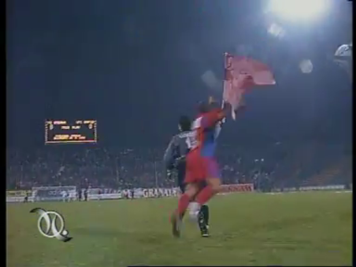 Istoria EXPLOZIVĂ a războiului Răzvan Lucescu - Steaua / FCSB » Înjurături grosolane, un steag provocator în Ghencea și o urare: „Asta e pentru toți ANTIsteliștii!”