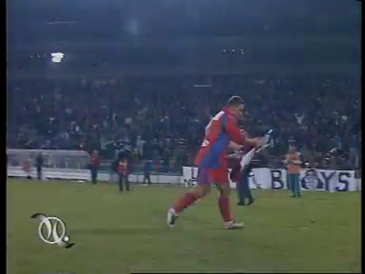Istoria EXPLOZIVĂ a războiului Răzvan Lucescu - Steaua / FCSB » Înjurături grosolane, un steag provocator în Ghencea și o urare: „Asta e pentru toți ANTIsteliștii!”
