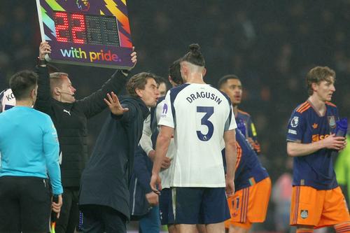 Radu Drăgușin (aici în Tottenham - Newcastle) nu a reușit să confirme încrederea acordată / FOTO: Getty Images